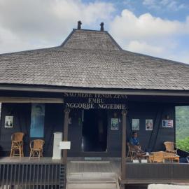 Zena Cottage، فندق في إنده