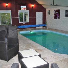 maison d'hôtes Le Castanéen piscine intérieure, hotel em Chitenay