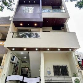 JinAagam Homestay near Mahakal, 2BHK Ground Floor, hotel a Ujjain