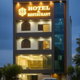 sSS HOTEL & RESTURENT, hotel in Ahraurā Road