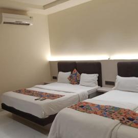 Hotel Santoor - Geeta Bhawan Square