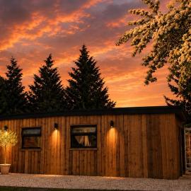 Cosy Canal-side lodge with log burner, hotel en Bromsgrove