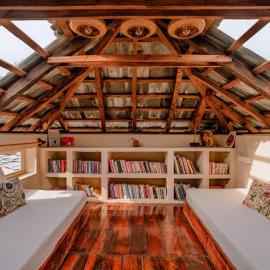 The Attic Library by AVVAs Stays, hotel di Bīr