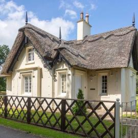 Chocolate Box Thatched Lodge by the Lake, hotel in Hemingford Grey
