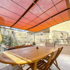 Au balcon du théâtre antique avec CLIMATISATION - Appartement HYPERCENTRE - TOUT ÉQUIPÉ ET NETFLIX - parking gratuit à 250m et payant à 50m - lit bébé à disposition gratuitement - chaise haute bébé et lit parapluie tout confort