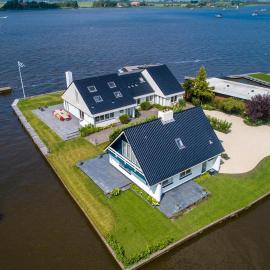 Villa Verderop - Luxury Lakeside Villa with Terrace & Water Views in Friesland