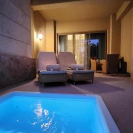 Luxury One - Bedroom Villa with Private Plunge Pool, hotel v Dohe