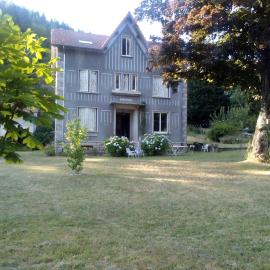 Villa Signerose - chambres chez l'habitant au cœur de l'Ardèche - Hautes vallées, hotel in Le Cheylard