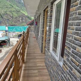Yamuna pag pinewood hotel and restaurant, hotel sa Kharsālī