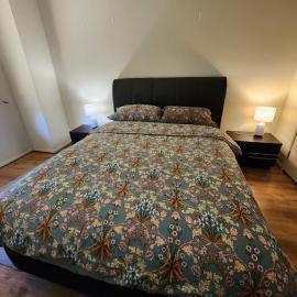 quiet friendly free parking close airport close city