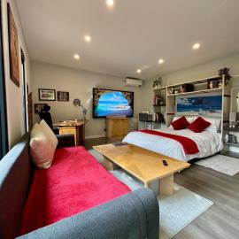 Modern garden room with private access and free parking, hotel in St. Albans