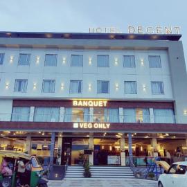 Hotel Decent, hotel en Bhāndu