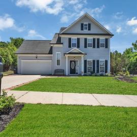 King Bed - Hot Tub - Fenced Yard - Near Carowinds, Hotel in Charlotte