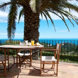 Casa con piscina y vistas al mar en Begur โรงแรมในเบกูร์
