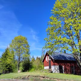 Spacious loft with wood-burning stove, quiet and rural location, hotel in Näs