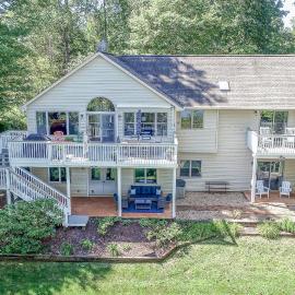 The Lake House on Sunset Point - Lakefront home with private dock & pool table、Monetaのホテル