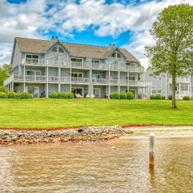 Sunset Cove - Waterways lakefront retreat with boat slip, pool & beach - dogs OK, hotel in Huddleston