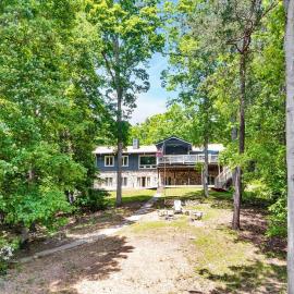 The Main House - Lakefront home with private hot tub & balcony, hotel u gradu Huddleston