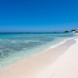 ON 7-MILE BEACH 2-Bedroom Renovated Ground Floor Condo at Plantation Village, hotel in Seven Mile Beach