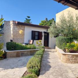 The Little House, hotel v mestu Ayios Theodhoros
