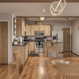 Elegant 2BR Retreat Prime Downtown Location Overlooking Parks Greenbelt, hotel u gradu 'Anchorage'
