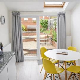 Lovely 2-bedroom cottage - free parking and dogs welcome