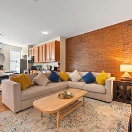 2 BR Jersey City Historic Brownstone 10 Min to NYC