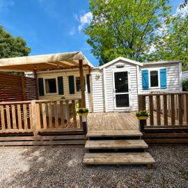 Mobil-home cosy avec terrasse au calme sans vis à vis- idéal famille ou couple -Camping domaines des iscles、ラ・ロック・ダンテロンのホテル