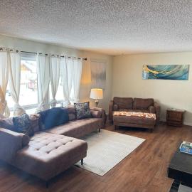 Cheerful 4 bedroom home with HOT TUB close to Airport