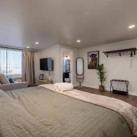 Modern Downtown Studio - King Bed - Inlet Views