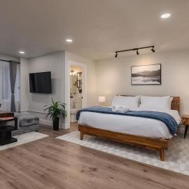 Downtown Nordic Studio - King Bed - Walkable