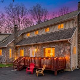 6BR Luxury Mountain Retreat - Hot Tub, Game Room, Lake, Beach, Karaoke, Bar, Poconos, hotel u gradu 'Albrightsville'