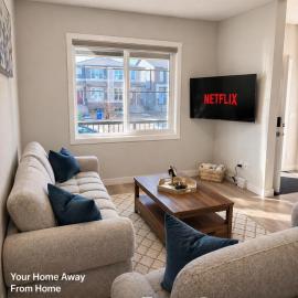 Modern Calgary Home - Airport Retreat - 4 Bedroom - Sleeps 8- AC - Luxury Living, hótel í Calgary