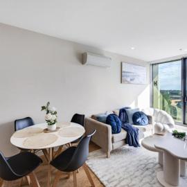 Luxury CBD Views, 2 Bedroom Apartment with Rooftop Jacuzzi and City Views