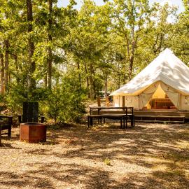 Chic Glamping Tent with Firepit, khách sạn ở Branson