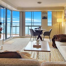 Toukley Waterfront Apartment with Balcony - Outdoor Pool - Secure Parking - Wi-Fi - By HappyHosts, хотел в Тукли