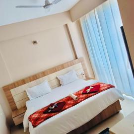 Luxury Stays Near Prem Mandir: Chhatikara şehrinde bir otel