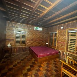 Rustic Wooden Room for Relaxing Stay, Hotel in Mahe