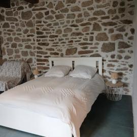 Chambre indépendante - style studio - avec jardin à la campagne, готель у місті Junhac