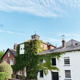 Historic Brewery Cottage in Dorset Village Sleeps 10, hotel en Fontmell Magna
