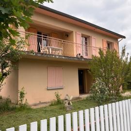 Maison familiale avec jardin et terrasse, hotell i Saint-Jean-du-Bruel