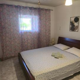 Lily's house near the beach, hotel em Lampi