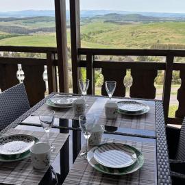 Lama-Gîte-des-Puys T3 Lamado vue époustouflante sud avec grande terrasse, hotel u gradu Super Bes