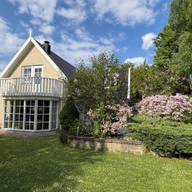 Vrijstaande villa met grote tuin, 4 slaapkamers en sauna