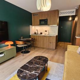 Studio Golfe Juan bord de mer - parking & piscine, hotel in Vallauris