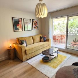 Studio Golfe Juan bord de mer - parking & piscine, hotel en Vallauris
