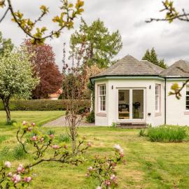 Crossloan Cottage Stylish Village Escape in Comrie, hotel a Comrie