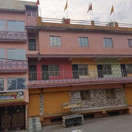 Gayatri Marriage Hall & Guest House, хотел в Данбад
