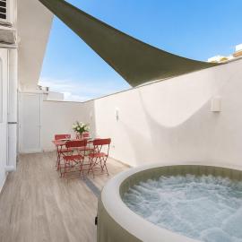 Large 3-Bedroom with Jacuzzi near St Julians, hotel in Is-Swieqi