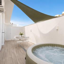 3-Bedroom with Jacuzzi & Private Terrace, hotel in Is-Swieqi
